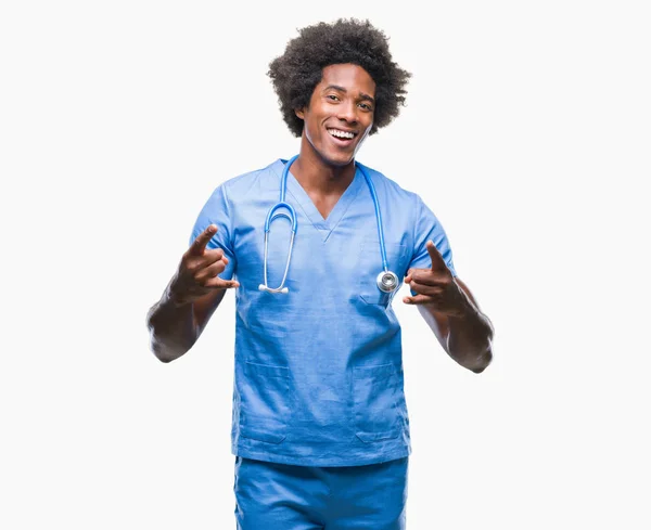 Afro Americký Chirurg Lékař Muž Nad Izolované Pozadí Křičí Šílený — Stock fotografie
