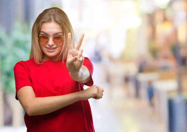 Unga Kaukasiska Kvinna Bär Solglasögon Över Isolerade Bakgrund Leende Med — Stockfoto