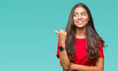 Genç güzel Arap kadın arıyorum ve başparmak yanında yukarıyı mutlu yüz ile gülümseyen izole arka plan üzerinde.