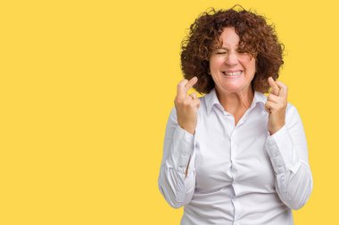 Umut ve gözleri kapalı geçiş parmaklarıyla gülümseyen izole arka plan güzel orta ager üst düzey businees kadın. Şans ve batıl kavramı.