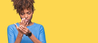 Güzel genç Afro-Amerikan kadın yüzünden izole arka plan acı acı elleri ve parmakları, artrit inflamasyon