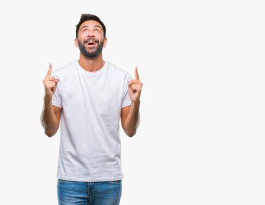 İzole arka plan yetişkin İspanyol adam hayret ve yukarıya bakıp parmakları ile işaret şaşırttı ve silah kaldırdı.