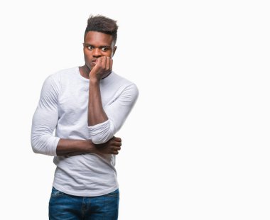 Genç Afro-Amerikan adam stresli ve gergin ile izole arka plan üzerinde tırnak ısırma dudaklarından eller. Anksiyete sorunu.