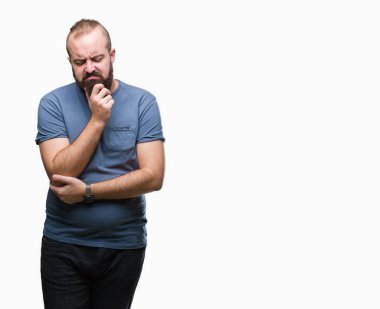 Genç beyaz hipster adam yorgun ve bıkkın ile depresyon sorun Çapraz kollar ile seyir düşünüyorum izole arka plan.