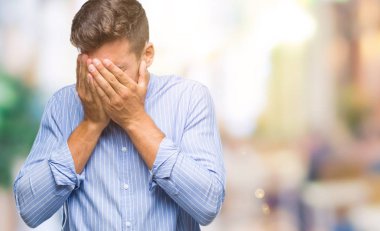 Yakışıklı delikanlı yüzünü elleri ile ağlayarak süre kapsayan üzgün ifade ile izole arka plan üzerinde. Depresyon kavramı.