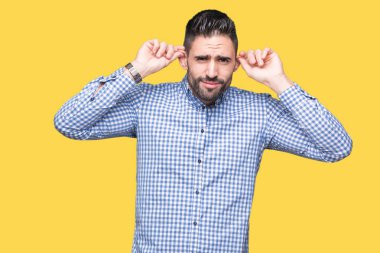 İzole arka plan gülen çekerek kulakları parmaklar, komik jest ile genç yakışıklı adam. Seçmelere sorun