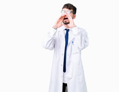 Ağzına sesle elleriyle kızgın bağırarak izole arka plan üzerinde beyaz önlük giyen genç profesyonel bilim adamı