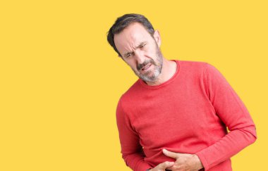 Yakışıklı orta yaş ağarmış komuta sizde üzerinde kış kazak giyen izole mide üzerinde el ile arka plan çünkü mide bulantısı, ağrılı hastalık hasta hissediyor. Ağrısı kavramı.