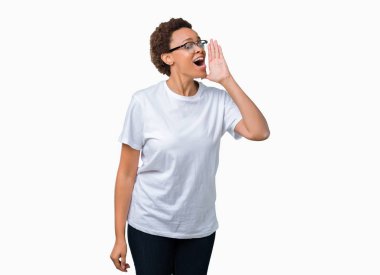 Bağırarak ve ağzı üzerinde el ile yan için çığlık izole arka plan üzerinde gözlük güzel genç Afro-Amerikan kadın. İletişim kavramı.