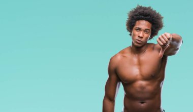 Çıplak vücut mutsuz ve kızgın ret gösterilen ve başparmak aşağı hareketi ile negatif seyir izole arka plan üzerinde gösterilen Afro Amerikalı gömleksiz adam. Kötü ifade.