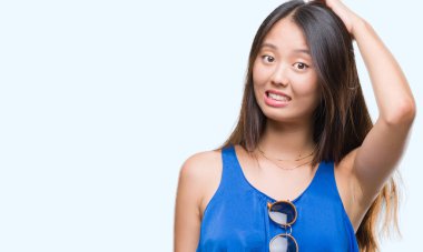 Genç Asyalı kadın izole arka plan üzerinde yanıltır ve soru hakkında merak ediyorum. Şüphe, kafasına el ile düşünme ile belirsiz. Dalgın kavramı.