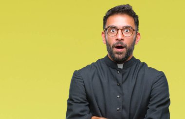 İzole arka plan korkuyor ve şok sürpriz ifade, korku ve heyecan yüz ile yetişkin İspanyol Katolik rahip adam.