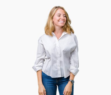 İzole arka plan uzak tarafına gülümseme ile yüzünde, doğal ifade seyir üzerinde güzel genç iş kadını. Kendine güvenen gülüyor.