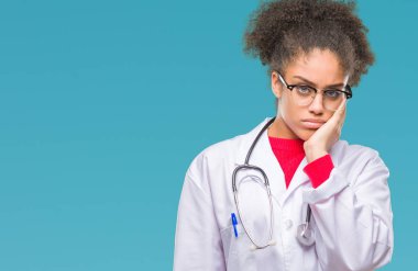 Genç afro Amerikalı doktor kadın yorgun ve bıkkın ile depresyon sorun Çapraz kollar ile seyir düşünüyorum izole arka plan.