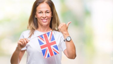 Amerika Birleşik Devletleri bayrağı işaret ve başparmak kadar mutlu yüz gülümseyen tarafı ile gösteren izole arka plan üzerinde tutan orta yaş İspanyol kadın