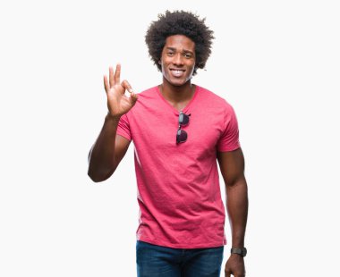 İzole edilmiş arka planda gülümseyen Afro-Amerikalı adam el ve parmaklarıyla 