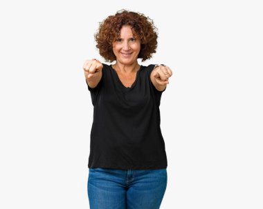 Güzel orta ager izole üst düzey kadın arka plan size işaret ve parmaklar, kamerayla olumlu ve neşeli gülümseyen