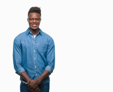 İzole arka plan ile bir mutlu ve güzel genç Afro-Amerikan adam yüzünde gülümseme. Şanslı kişi.