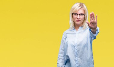 Elin avuç durağı şarkı yapıyor izole arka plan üzerinde gözlük takan genç güzel sarışın iş kadını. Negatif ve ciddi bir jest yüz ifadesiyle uyarı.