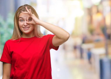 Gülümseyen, parmakları ile mutlu yüz üzerinden seyir göz el ile ok jest yapıyor izole arka plan üzerinde beyaz kadın.