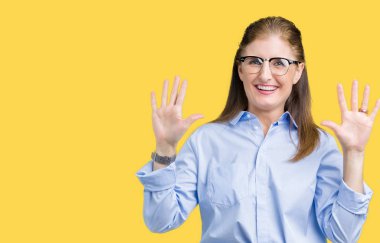 Gösterilen arka plan üzerinde gözlük güzel orta yaş olgun iş kadını izole ve parmakları ile işaret kendinden emin ve mutlu gülümseyerek süre on numara.