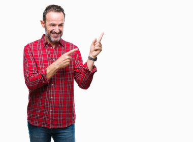 Orta yaş ağarmış komuta sizde gülümseyen ve kamera iki elleri ve parmakları ile işaret tarafına bakarak izole arka plan üzerinde.