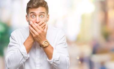 Yakışıklı delikanlı izole arka plan ağız hata için elleriyle kapsayan şok içinde. Gizli kavramı.