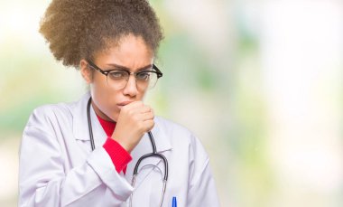 Genç afro Amerikalı doktor kadın hasta ve soğuk veya bronşit için semptom olarak öksürük duygu izole arka plan yüzünden. Sağlık kavramı.
