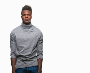 Afrikalı-Amerikalı genç yüzünde ciddi bir ifade ile izole arka plan üzerinde. Basit ve doğal kameraya bakıyor.