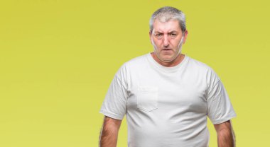 İzole arka plan şüpheci ve sinir, papatyanın üzgün sorun nedeniyle yakışıklı komuta sizde. Negatif kişi.