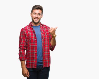 Yakışıklı delikanlı arıyor ve başparmak yanında yukarıyı mutlu yüz ile gülümseyen izole arka plan üzerinde.