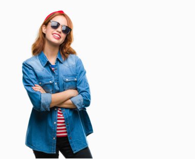 İzole arka çapraz silah kameraya bakarak ile gülümseyen güneş gözlüğü mutlu yüz giyen genç güzel kadın. Olumlu bir kişi.