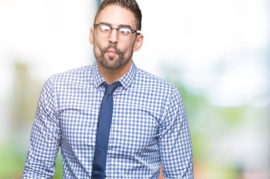 İzole arka plan yapma balık yüzüne dudaklı, çılgın ve komik bir jest gözlüklü genç iş adamı. Komik ifade.