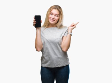 Genç kafkas kadın gösteren ekran smartphone üzerinde izole arka tarafına el ve parmak ile işaret çok mutlu