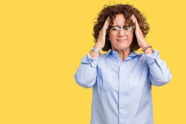Güzel orta ager üst düzey businees kadın üzerinde gözlük takan izole arka plan baş baş ağrısı için el ile çünkü stres. Migren muzdarip.