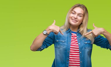 Yüzünde gülümseme ile kendinden emin görünüyorsun, kendini gururlu ve mutlu parmakları ile işaret izole arka plan üzerinde beyaz kadın.