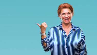 Atrractive üst düzey beyaz Kızıl saçlı kadın arıyorum ve başparmak yanında yukarıyı mutlu yüz ile gülümseyen izole arka plan.