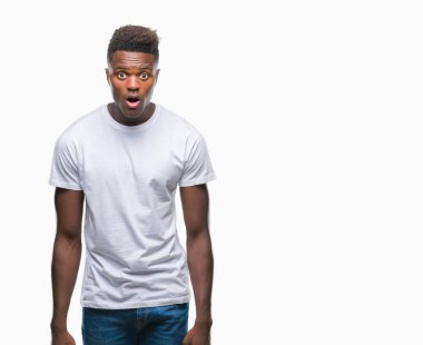 Genç Afro-Amerikan adam korkuyor ve şok sürpriz ifade ile izole arka plan üzerinde korku ve yüz heyecanlı.