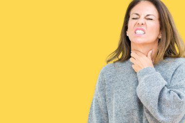 Güzel orta yaş kadın giyiyor kış kazak izole üzerinde arka plan ağrılı boyun, boğaz gribi, kesek ve enfeksiyon için dokunaklı