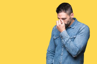 İzole arka burun ve göz yorgunluğu ve baş ağrısı duygu sürtünme yorgun genç yakışıklı adam. Stres ve hayal kırıklığı kavramı.