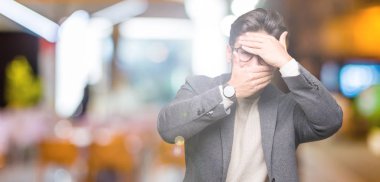 İzole arka plan kaplaması gözler ve ağız el ile üzerinden gözlüklü genç iş adamı şaşırttı ve şok. Duygu gizleme