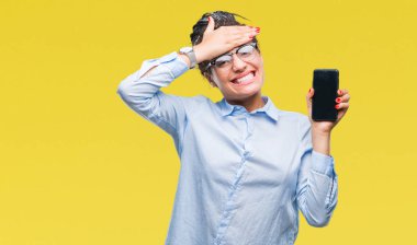 Genç örgülü saç Afro-Amerikan iş kız akıllı telefon ekran başında, utanç ve sürpriz yüz ile şok el ile vurguladı izole arka plan üzerinde gösterilen öfkeli ve sinirli. Korku ve hata için üzgün.