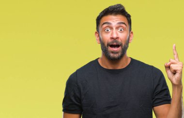 Başarılı fikirle parmağı yukarıyı izole arka plan yetişkin İspanyol adam. Çıktıktan ve mutlu. Bir numara.