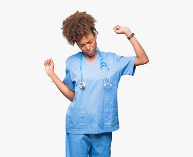 İzole arka plan germe üzerinde genç Afro-Amerikan doktor kadın geri, yorgun ve rahat, Uykulu ve erken sabah esneme