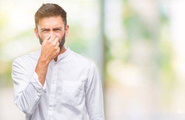 Bir şey pis ve iğrenç kokulu izole arka plan, dayanılmaz koku, holding nefes burun parmaklar ile yetişkin İspanyol adam. Kötü kokuyor kavramı.