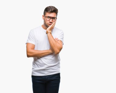 Seyir yorgun ve bıkkın ile depresyon sorun Çapraz kollar ile izole arka plan düşünme üzerinde gözlük takan genç yakışıklı adam.