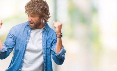 Gülümseyen ve başarı için çığlık yakışıklı İspanyol modeli izole arka plan çok mutlu ve heyecanlı kaldırdı, silah ile kazanan jest yapıyor adam. Kutlama kavramı.