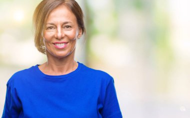 Orta yaş izole arka plan ile bir mutlu ve serin üzerinden İspanyol kadın kıdemli yüzündeki gülümseme. Şanslı kişi.