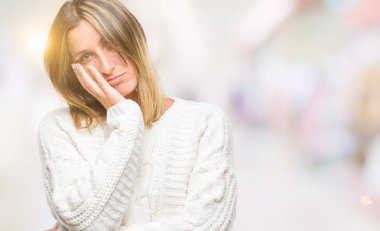 Seyir yorgun ve bıkkın ile depresyon sorun Çapraz kollar ile izole arka plan düşünme üzerinde kış kazak giyen genç güzel kadın.