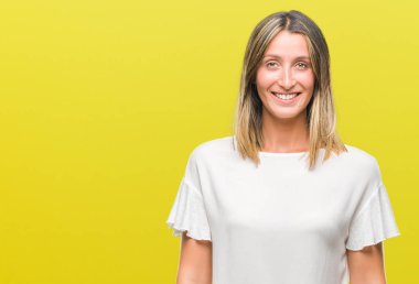 Genç güzel kadın yüzünde mutlu ve güzel bir gülümseme ile izole arka plan yüzünden. Şanslı kişi.